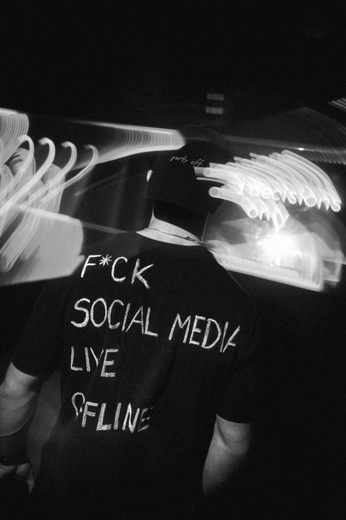 Camiseta com o dizer live offline sob luzes