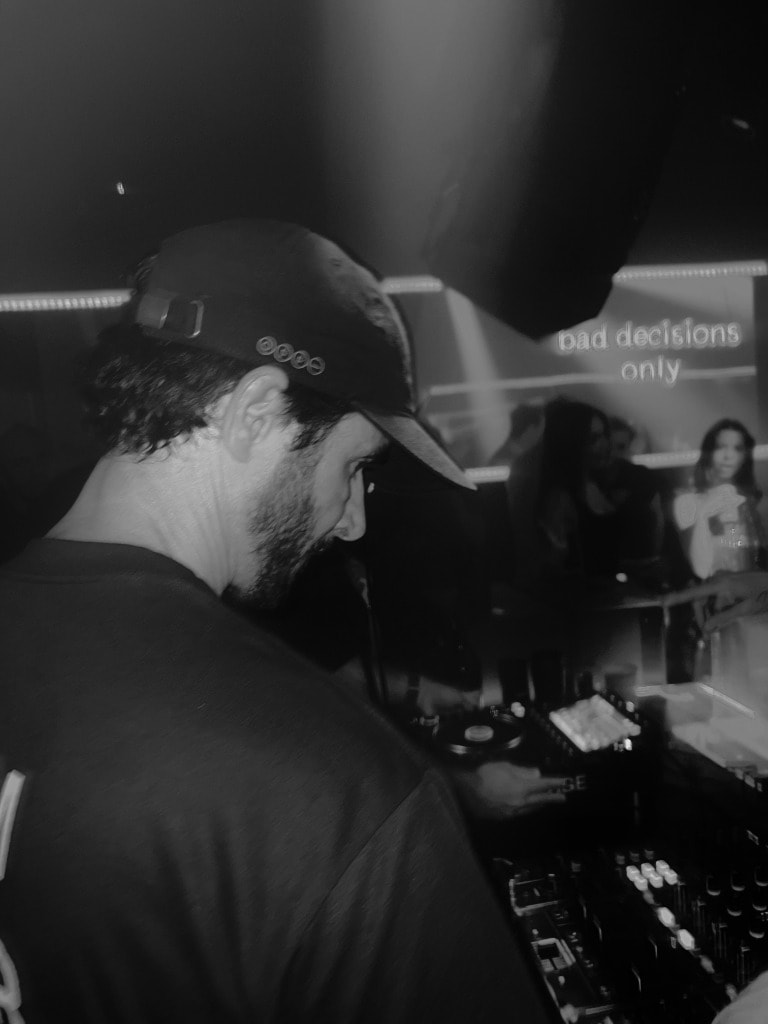 DJ na cabine